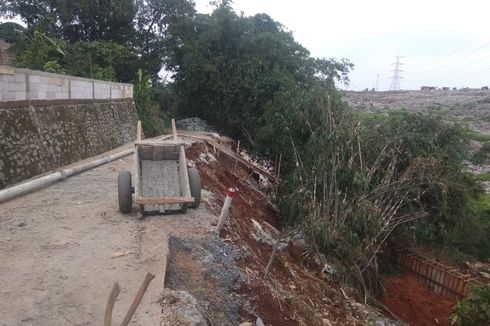 Hujan Deras, Jalan di Kelurahan Pasir Putih Depok Longsor