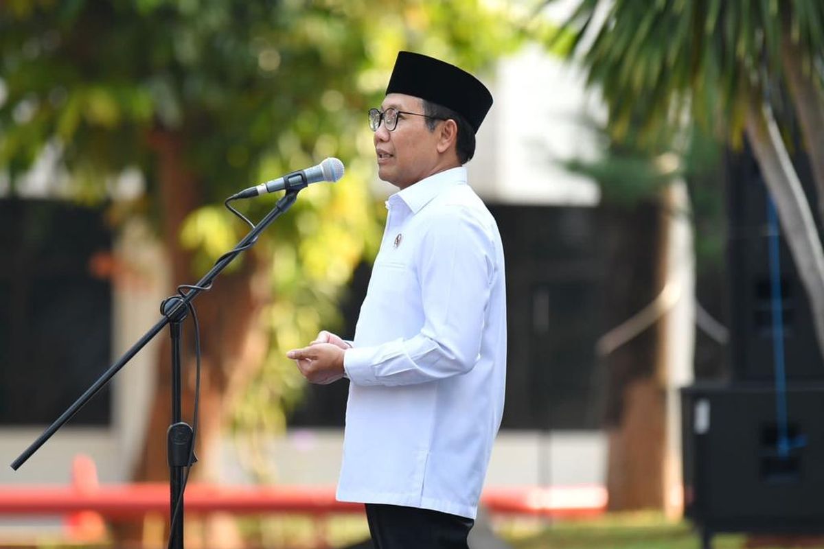 Menteri Desa, Pembangunan Daerah Tertinggal, dan Transmigrasi Abdul Halim Iskandar didampingi Sekjen Kemendes PDTT bersama Eselon 1 Kemendes PDTT menyerahkan piagam penghargaan kepada Pegawai dan Unit Kerja dengan kinerja terbaik di lingkungan Kemendes PDTT saat Apel Pagi Gabungan, Jakarta, Kamis (7/9/2023).