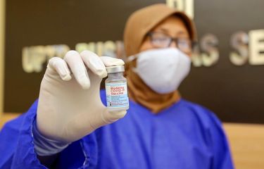 Vaksin dosis ketiga atau booster mulai disuntikan untuk tenaga kesehatan di Banyuwangi, Selasa (10/8/2021).