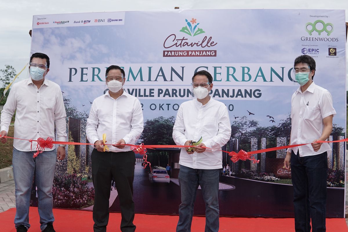 Direktur Citaville Parung Panjang Antonius Congles, Komisaris Citaville Parung Panjang Arif Sukuandi, Founder & CEO Greenwoods Group Okie Imanto dan Direktur Citaville Parung Panjang Ryland Silfanus saat peresmian gerbnag Citaville Parung Panjang.