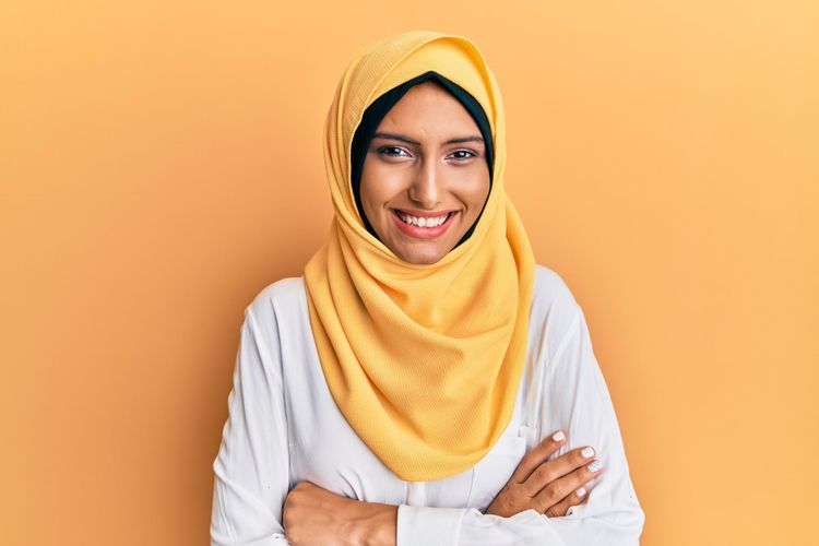 
Ilustrasi hijab warna kuning, warna hijab yang bikin wajah kusam