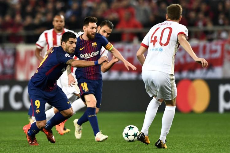 Luis Suarez dan Lionel Messi tampak kesulitan membongkar pertahanan Olympiacos pada pertandingan Liga Champions di Stadion Karaiskakis, Selasa (31/10/2017).