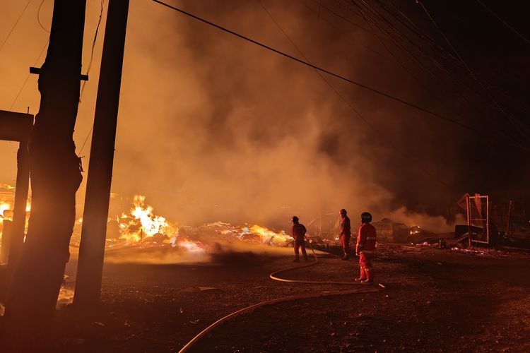 Mobil Damkar Terjebak Macet, Pemadaman Kebakaran Rumah dan Lapak di Bekasi Tersendat