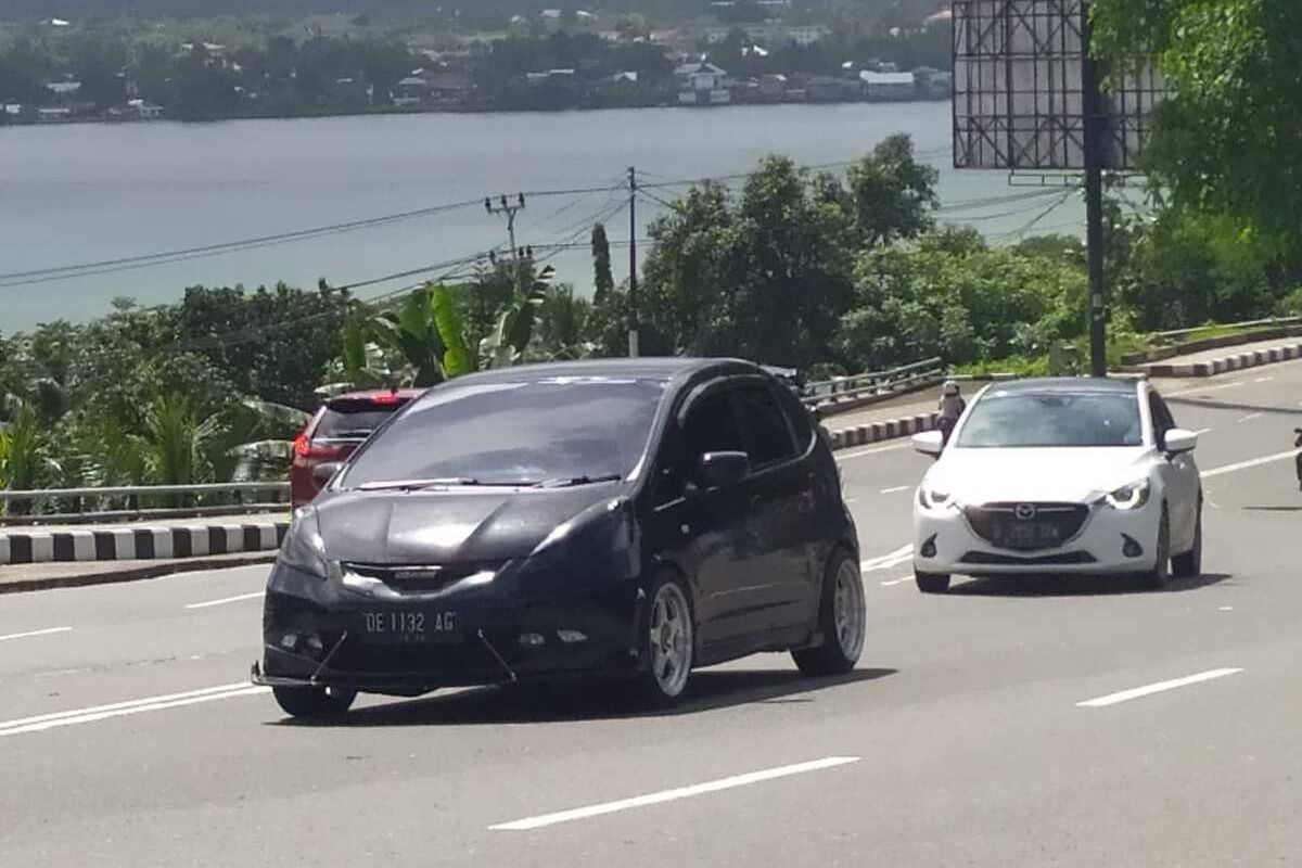 Sebuah mobil pribadi berplat nomor genap melintas di jalan Jenderal Sudirman, Selasa (7/7/2020). Sesuai aturan ganjil genap yang diterapkan Pemerintah Kota Ambon, mobil pribadi dengan plat nomor genap seharusnya dilarang beroperasi di tanggal yang ganjil