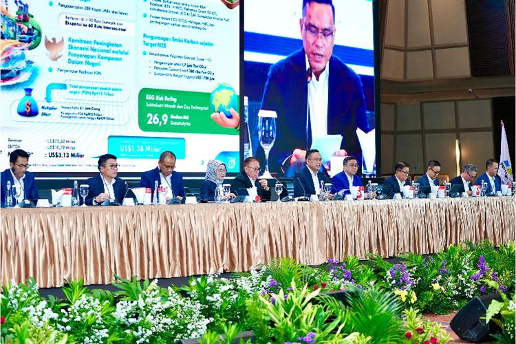 Jajaran direksi PT Pertamina (Persero) menyampaikan capaian kinerja perusahaan dalam Konferensi Pers Capaian Kinerja 2024 di Grha Pertamina, Jakarta, Jumat (13/6/2025)
