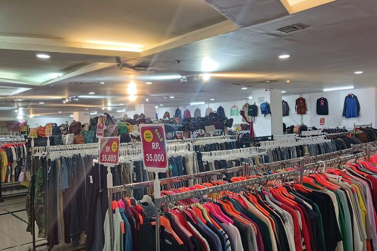 Suasana toko milik salah satu pedagang pakaian bekas impor atau thrift di Blok M Square, Jakarta Selatan, Bosman Hasugian (56), saat didatangi Kompas.com, Jumat (17/3/2023).