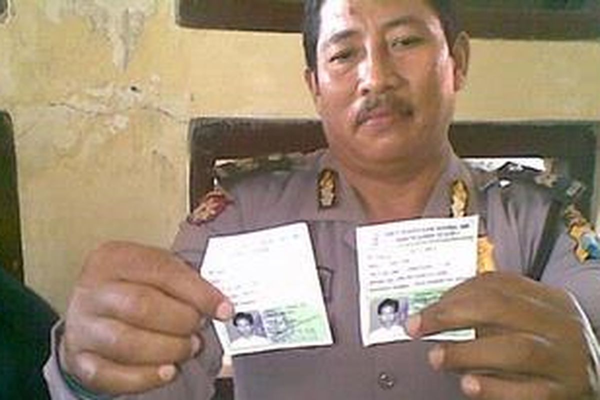 Anggota Polsek Tlanakan saat menunjukkan kartu Unas kepada wartawan. 