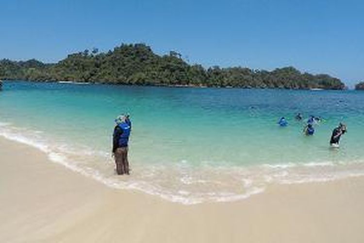 Pengunjung menikmati keelokan Pantai Tiga Warna di Desa Sendang Biru, Kecamatan Sumbermanjing Wetan, Kabupaten Malang, Jawa Timur, September lalu. Pantai Tiga Warna menyuguhkan keelokan alam, berpadu dengan nuansa konservasi mangrove dan wisata petualangan.