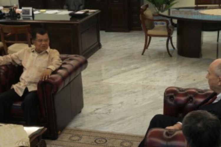 Duta Besar AS untuk Indonesia Joseph R Donovan berbincang dengan Wakil Presiden Jusuf Kalla di ruang kerjanya di Kantor Wapres, Jakarta, Rabu (25/1/2017).
