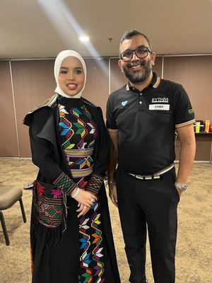 Chief Marketing Officer QNET Trevor Kuna dan Putri Ariani saat konvensi tahunan V-Malaysia 2024.