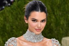 Kendall Jenner Hadiri Met Gala 2021 dengan Gaun Transparan