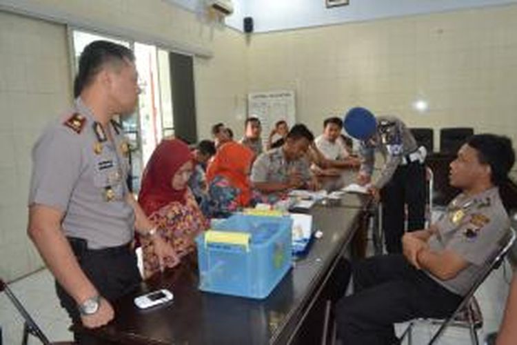 Puluhan anggota Polres Magelang Kota menjalani tes urin untuk mengatisipasi penyalahgunaan narkoba oleh para penegak hukum itu, Kamis (16/4/2015).