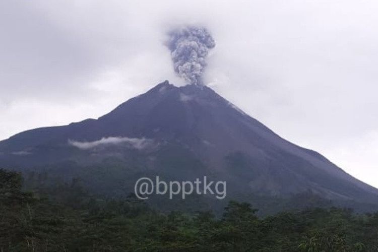 Gunung Merapi di perbatasan Provinsi Jawa Tengah dan Daerah Istimewa Yogyakarta mengalami erupsi pada Kamis sore. (ANTARA/HO/BPPTKG)