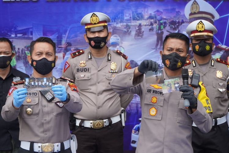 Kapolres Semarang AKBP Ari Wibowo menunjukkan foto saat para pembalap liar beraksi.