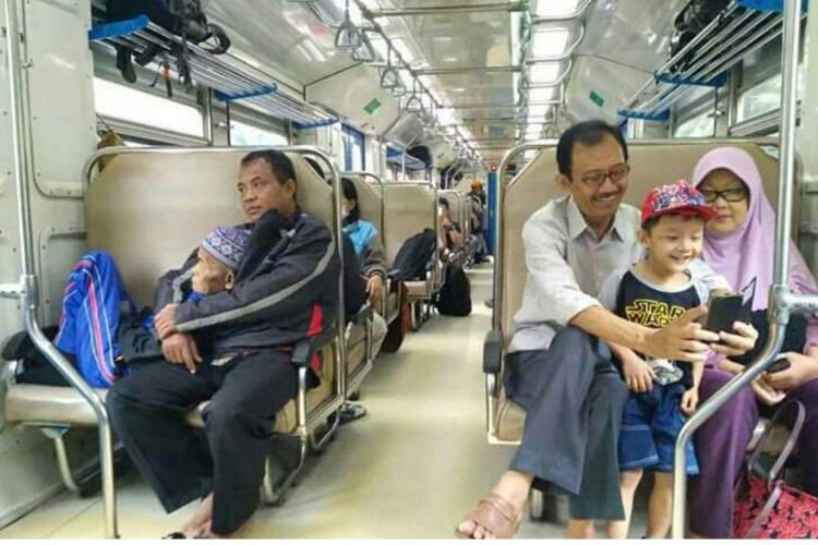 Foto dua keluarga di gerbong kereta, yang diunggah oleh Restoris A Fatiha, ini mendapat respon positif dari netizen.