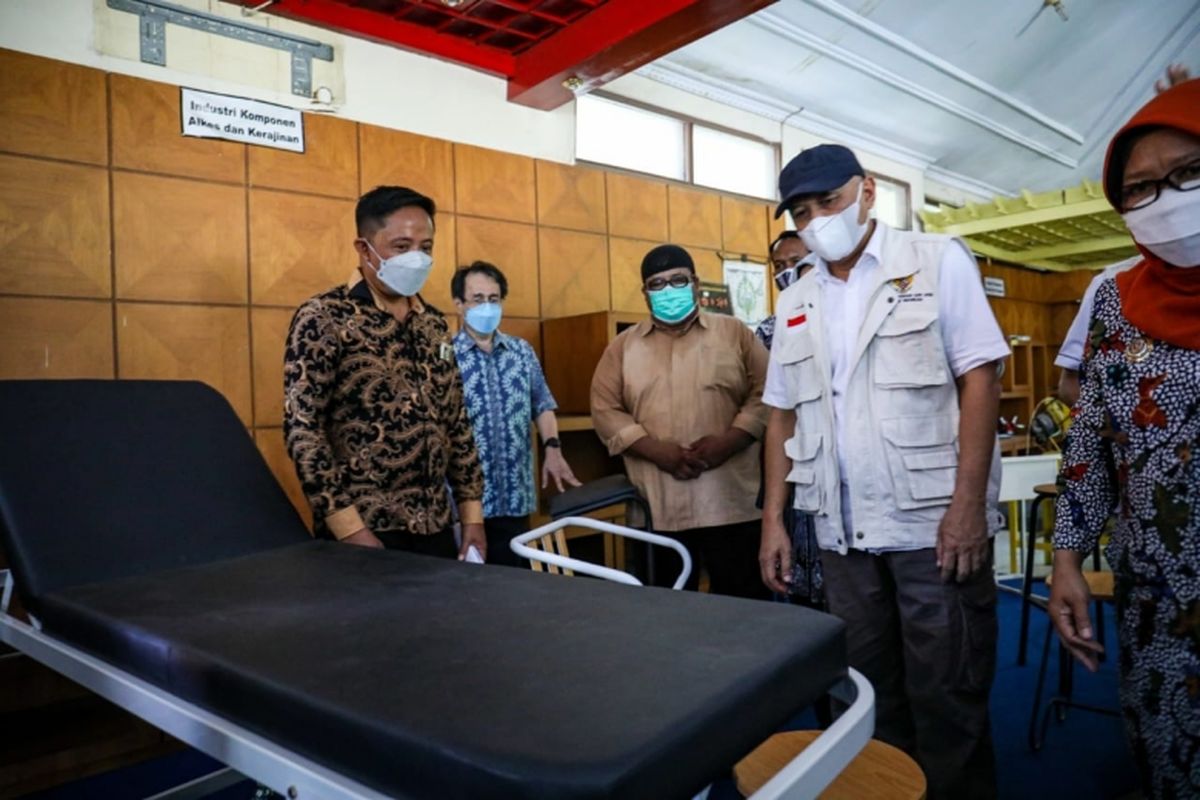 Menteri Koperasi dan Usaha Kecil dan Menengah (Menkop UKM) Teten Masduki saat meninjau material center milik Koperasi Tegal Manufaktur Indonesia (TMI), Sabtu (25/9/2021).