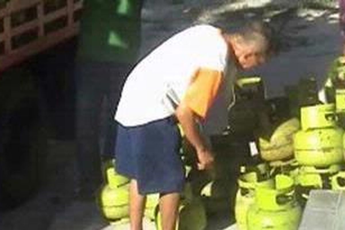 Terjadi kelangkaan elpiji di lima kabupaten di Sulawesi Barat. Di salah satu pangkalan elpiji di Majene, 500 tabung elpiji 3 kilogram ludes dalam waktu dua jam.