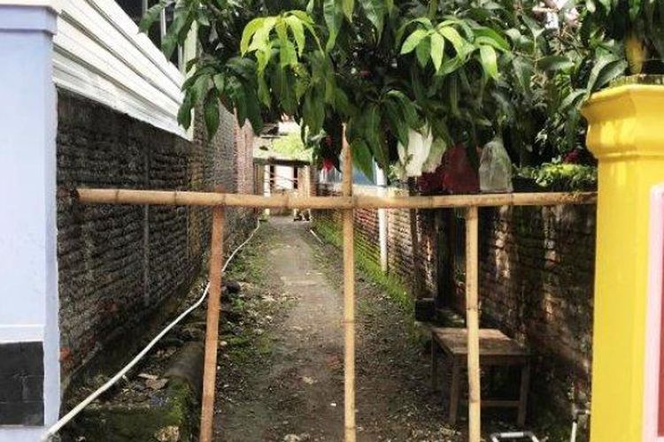 Beginilah penutupan jalan yang dilakukan pemilik rumah, Mahfudhon, di Dukuh Balongkendal, Desa Balerejo, Kecamatan Dempet, Kendal, Jawa Tengah, Selasa (18/10/2022). Mahfudhon menutup jalan itu diduga karena sakit hati terkait pemilihan kepala desa (pilkades).