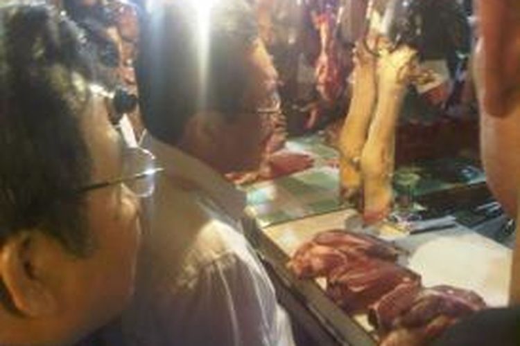 Mentan Suswono sedang berdialog dengan pedagang di Pasar Anyar, Bogor, Jawa Barat Jumat (5/7/2013).