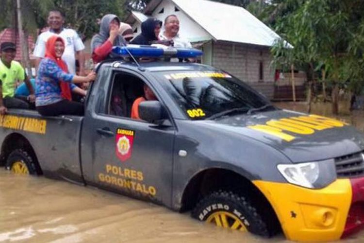 Sejumlah warga di Kecamatan Tolinggula diangkut ke lokasi yang lebih aman dengan kendaraan milik Polres Gorontalo 