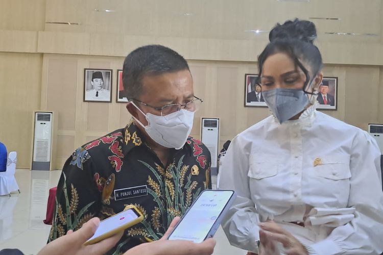 Anggota Komisi IX DPR RI, Krisdayanti (kanan) saat diwawancarai pada Selasa (19/7/2022) di Gedung Graha Pancasila, Balai Kota Among Tani, Kota Batu, Jawa Timur.