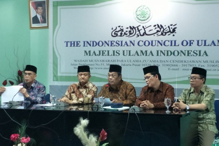 Ketua bidang Hukum dan Perundang-undangan MUI Basri Bermanda didampingi Sekjen MUI Anwar Abbas saat memberikan keterangan pers terkait putusan MK soal kolom penghayat kepercayaan dalam e-KTP, di kantor MUI, Jakarta Pusat, Rabu (17/1/2018).