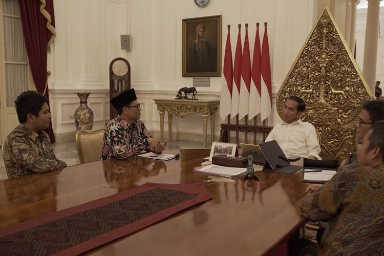 Presiden Joko Widodo saat wawancara khusus dengan tim Kompas.com di Ruang Oval, Istana Merdeka, Jakarta, Senin (5/6/2017).