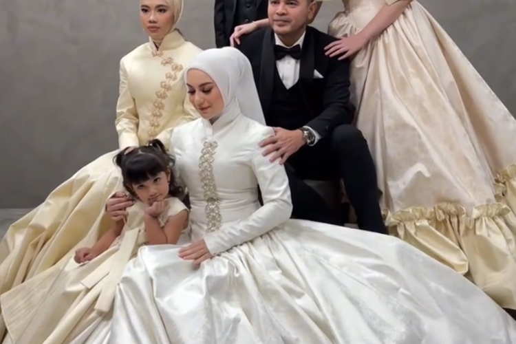 Potret Irish Bella sekeluarga menggunakan pakaian formal dalam sesi foto keluarga.
