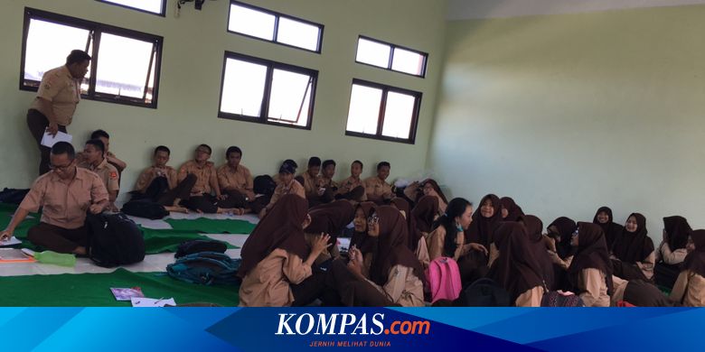 Kekurangan Meja dan Kursi  Siswa SMAN 18 Kota Bekasi  