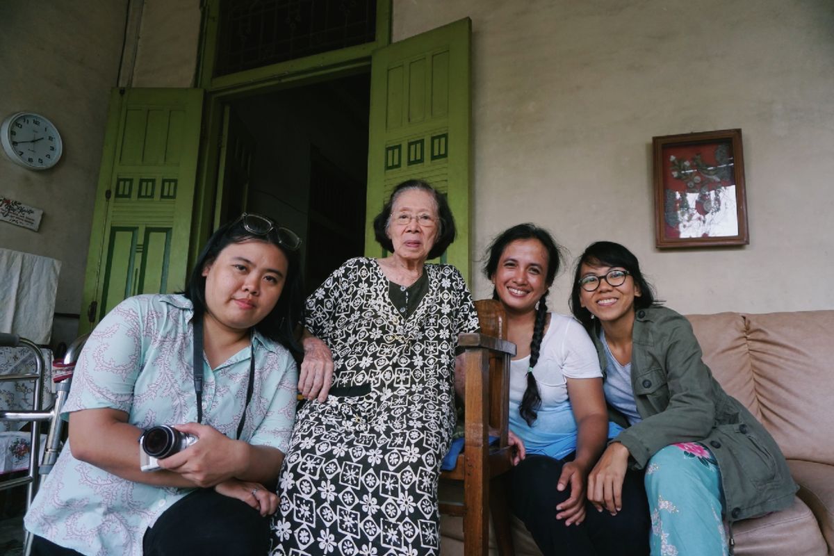 Ellen Kusuma (kiri), Agni Malagina (kedua dari kanan), dan Astri Apriyani berfoto bersama seorang masyarakat di Lasem, Rembang, Jawa Tengah.