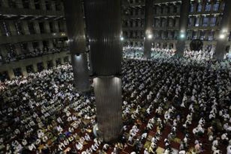 Ribuan umat muslim melakukan Sholat Idul Fitri 1434 Hijriah di Masjid Istiqlal, Jakarta Pusat, Kamis (8/8/2013). Umat Islam merayakan Hari Raya Idul Fitri setelah sebulan menjalankan ibadah puasa.