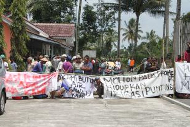 Ratusan warga Desa Sengi, Kecamatan Dukun, Kabupaten Magelang, menggelar unjuk rasa menolak aktivitas penambangan liat di balai desa setempat, Kamis (23/10/2014).