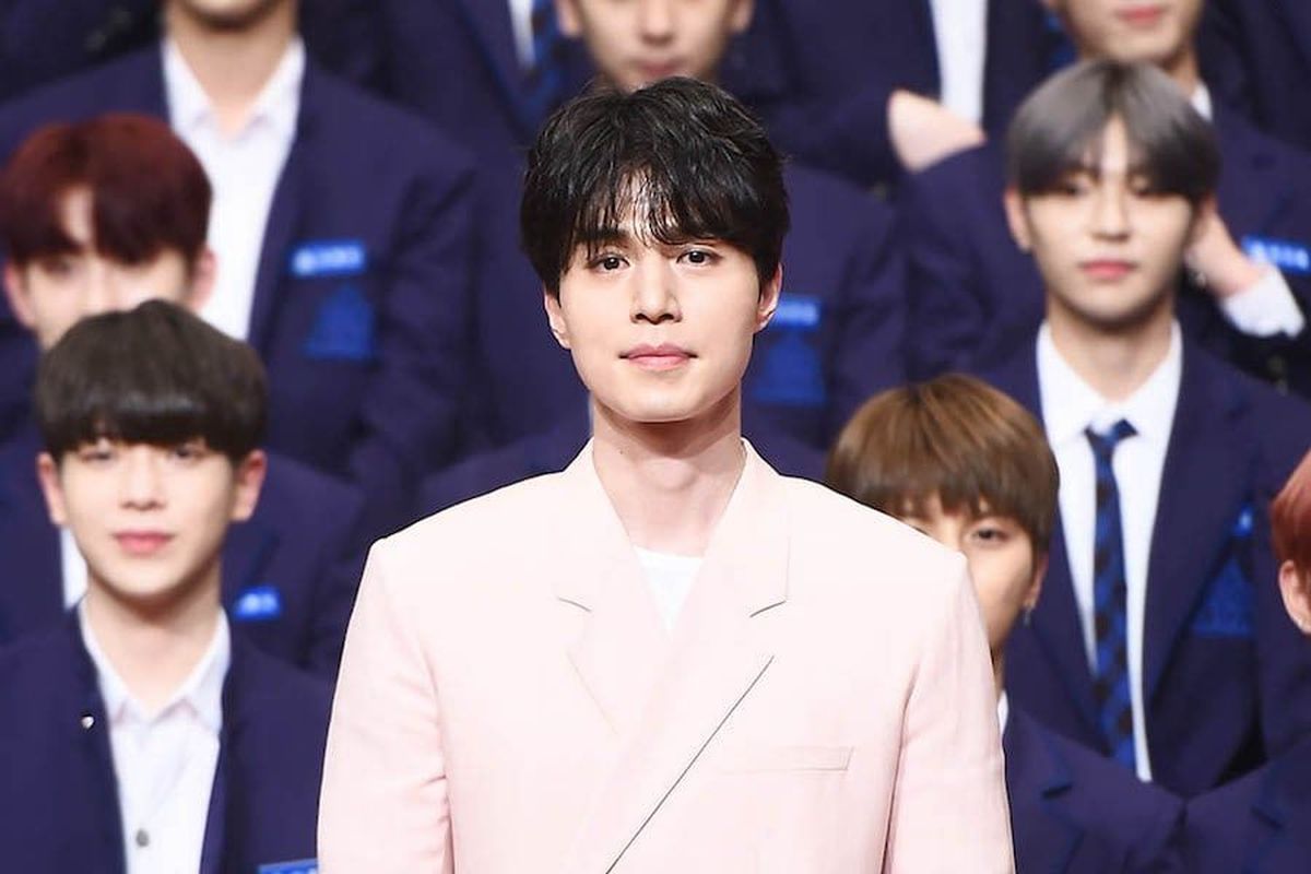 Aktor drama Lee Dong Wook berpose bersama para peserta (trainee) acara survival Produce X 101 yang ditayangkan mulai 3 Mei 2019.