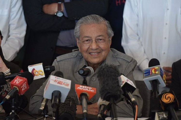 Perdana Menteri terpilih Malaysia Mahathir Mohamad menggelar konferensi pers, Kamis siang (10/5) di Hotel Sheraton, Petaling Jaya, Selangort setelah memimpin koalisi oposisi Pakatan Harapan meraih kemenangan mengejutkan di pemilu Malaysia (9/5/2018).