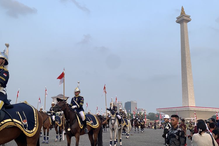 Warga Saksikan Kirab Bendera Pusaka di Monas: Rasanya Perayaan Kemerdekaan Jadi Lengkap