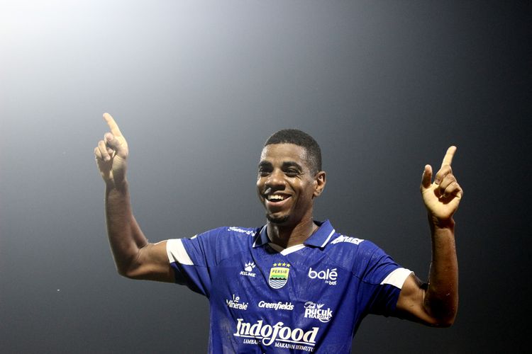 Pemain Persib Bandung Uilliam Barros Pereira selebrasi usai menjebol gawang pemain Madura United pada pekan ke-14 Super League 2025-2026 yang berakhir dengan skor 1-4 di Stadion Gelora Ratu Pamelingan Pamekasan, Jawa Timur, Minggu (30/11/2025) malam.