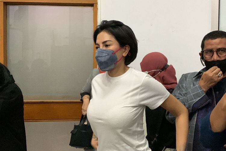 Aktris Nikita Mirzani hadir sebagai saksi pelapor kasus dugaan keterangan palsu dan pencemaran nama baik ang dilakukan penyanyi Isa Zega di Pengadilan Negeri (PN) Jakarta Selatan, Rabu (13/7/2022). 