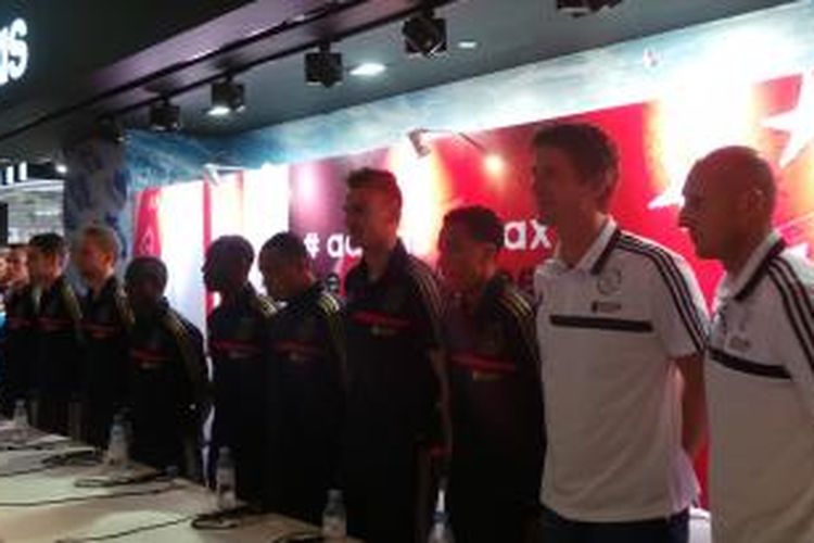 Para pemain dan ofisial Ajax Amsterdam saat melakukan jumpa pers di Adidas Store, Grand Indonesia, Jakarta, Selasa (13/5/2014). Dari kiri ke kanan: Niklas Mosaider, Mickey van der Hart, Siem de Jong, Lesly de Sa, Sheraldo Becker, Kenny Tete, Peter Leeuwenburg, Jairo Riedewald, Edwin van der Sar dan Jaap Stam. 