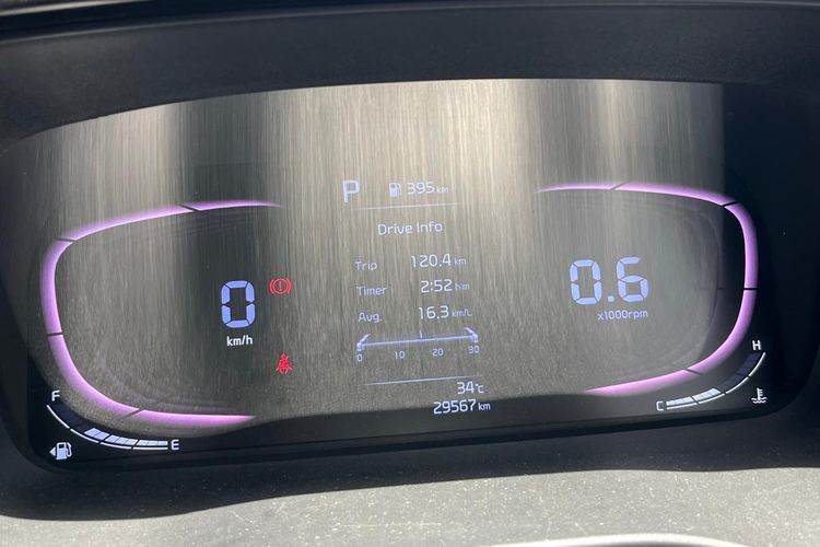 Hasil konsumsi BBM Kia Carens 1.5 paling irit tembus 16,3 Km per liter di rute luar kota.