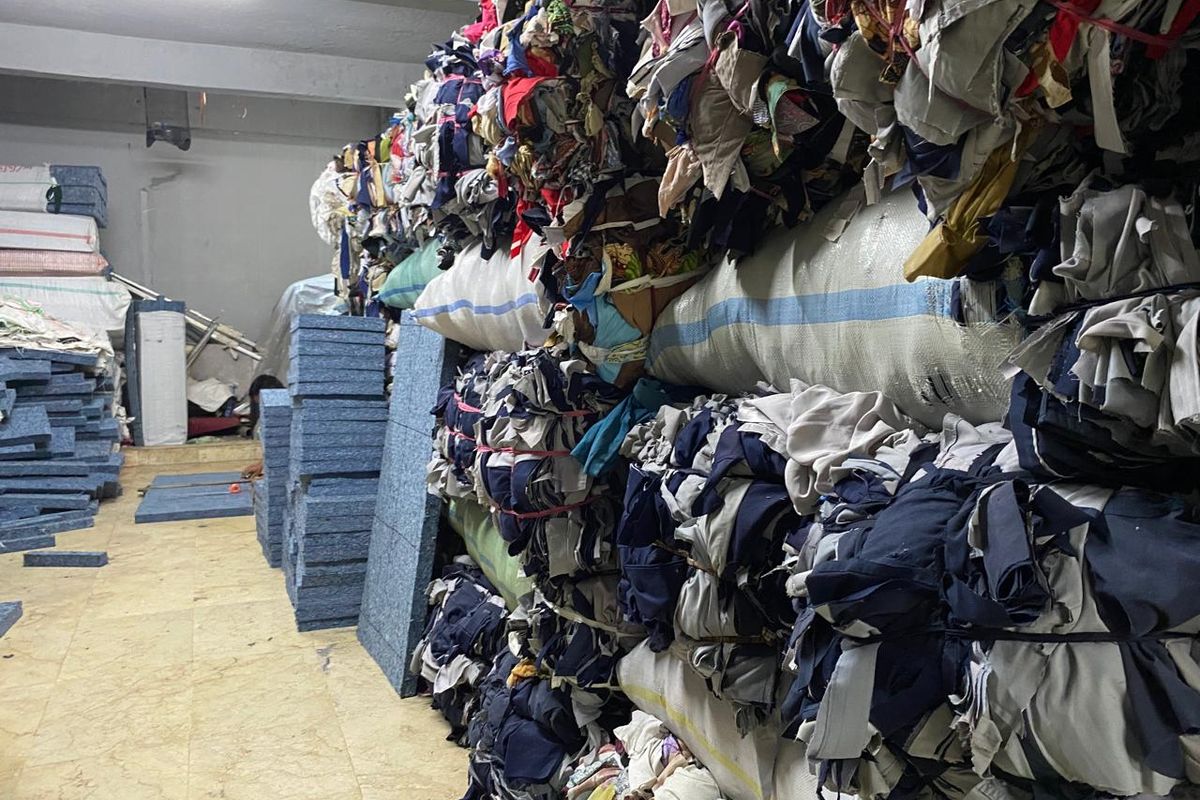 EcoTouch mendaur ulang pakaian bekas menjadi material peredam suara. 