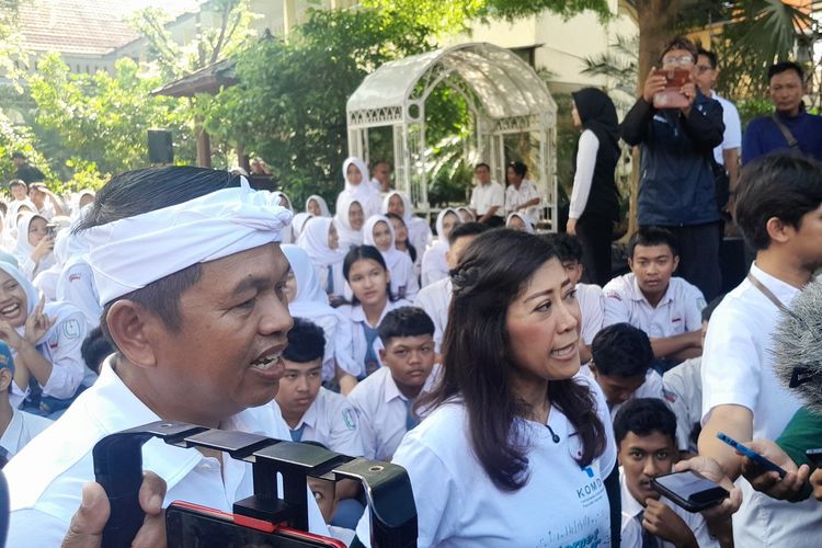 Tengok Siswa di Barak Militer Bareng Dedi Mulyadi, Menkomdigi: Jika Baik, Kami 