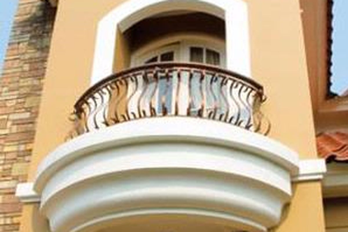 Balkon tidak selalu berbentuk kotak. Yang satu ini membentuk lengkung setengah lingkaran. Bentuk lengkung optimal sebagai penanda fasad sebuah rumah.
