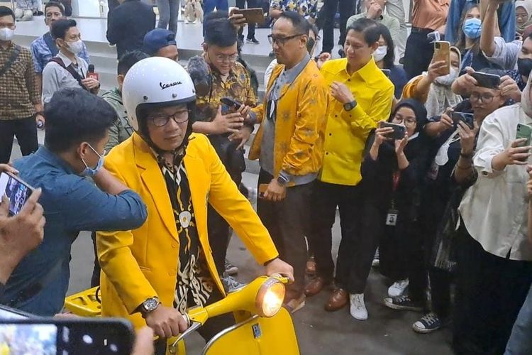 Wakil Ketua Umum Partai Golkar yang juga Gubernur Jawa Barat Ridwan Kamil (Kang Emil) mengendarai Vespa kuning saat meninggalkan kantor DPP Partai Golkar, Jakarta, Rabu (18/1/2023) malam. 