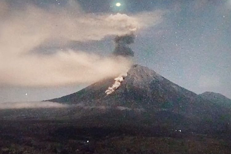 Gunung Semeru Luncurkan Awan Panas Sejauh 2,5 Kilometer dari Puncak