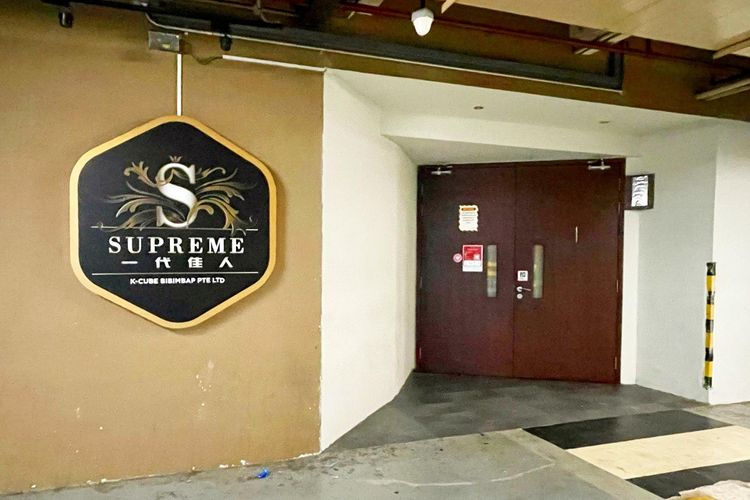 Karaoke plus-plus atau KTV Supreme yang berlokasi di Pusat Perbelanjaan Far East, Orchard, terlihat ditutup, Sabtu siang (17/7/2021). KTV Supreme adalah salah satu dari puluhan karaoke plus-plus yang ditutup pemerintah Singapura setelah ditemukannya pramuria yang terinfeksi Covid-19.