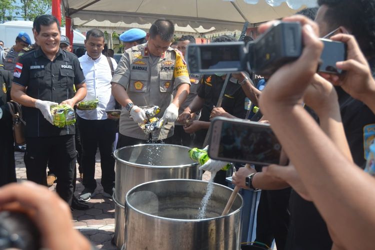 Wakapolda Sumatera Utara, Brigjen Pol Mardiaz Kusin memasukkan narkoba jenis sabu dalam bungkus ke tong berisi air yang sedang dimasak, Selasa (9/4/2019). Narkoba yang dimusnahkan senilai Rp 162 miliar.