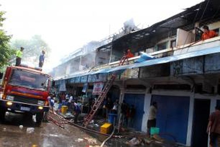Kebakaran kembali terjadi di Kota Manado, kali ini menghanguskan beberapa ruko di kompleks Pasar Bersehati.