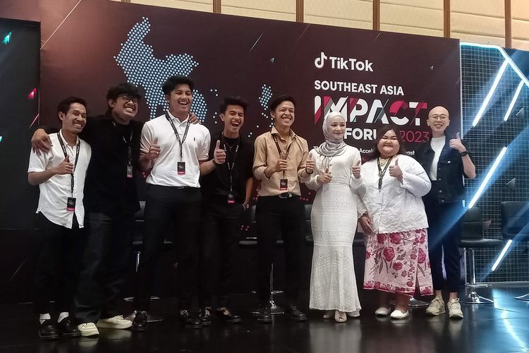 Sejumlah kreator muda yang menginspirasi dalam acara TikTok Southeast Asia Impact Forum yang digelar di Jakarta, beberapa waktu lalu.