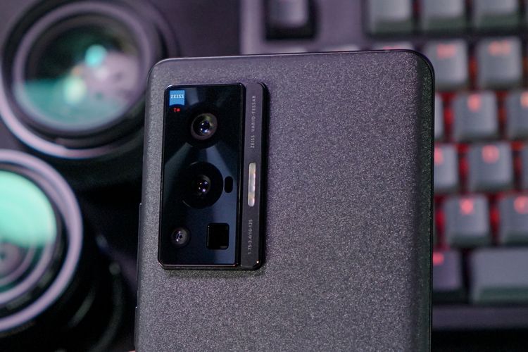 Keempat kamera belakang Vivo X70 Pro terdiri dari kamera utama 50 MP (f/1.8, OIS, gimbal stabilization), kamera portrait 12 MP (f/2.0, zoom optis 2x), kamera ultra wide 12 MP dengan kemampuan macro 2,5 cm (f/2.2), dan kamera telephoto 8 MP (f/3.4, OIS, zoom optis 5x).