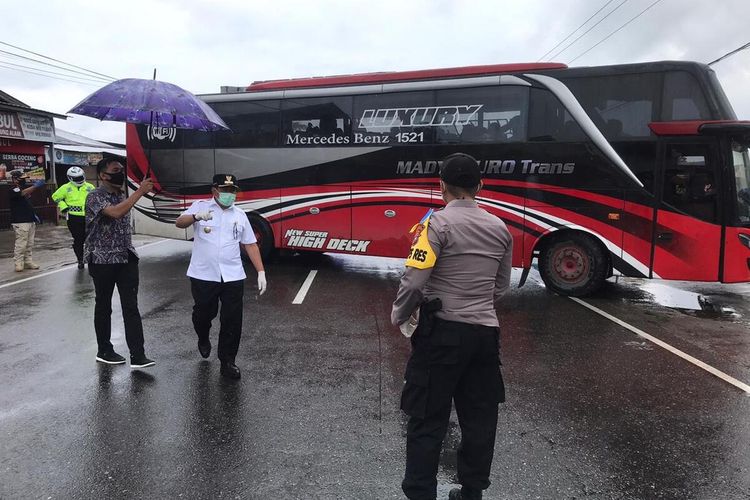 Dua bus yang bawa TKI dari Malaysia dicegat di Bukittinggi. Penumpang dan sopir dikarantina, Kamis (23/4/2020)